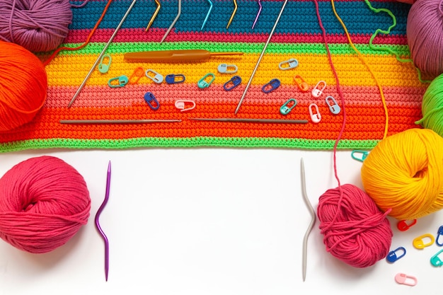 Kolorowe kłębuszki nici i wzór haftu